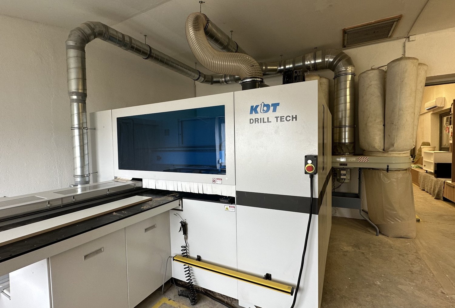 KDT Drill Tech CNC fúrógép az asztalosműhelyben
